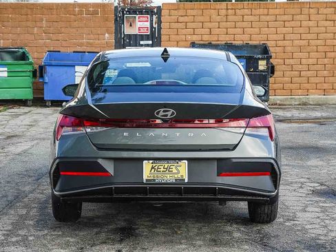 New 2026 Hyundai Elantra SE image 5
