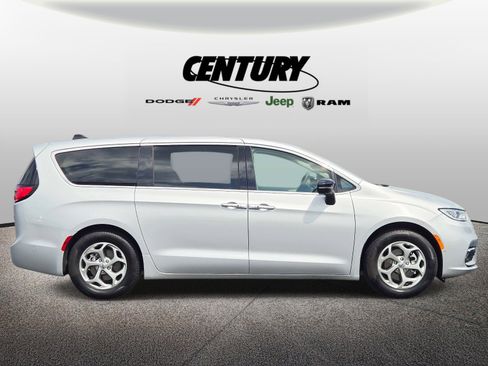 Used 2024 Chrysler Pacifica Limited image 2