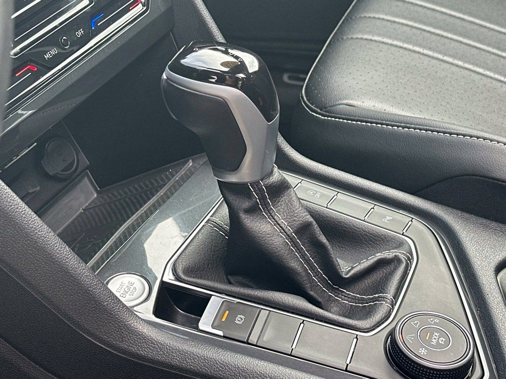 Used 2024 Volkswagen Tiguan SE R-Line AWD/4WD image 31