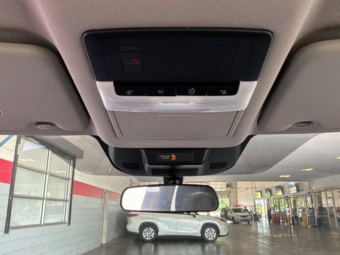 Used 2025 Nissan Rogue SV FWD image 16