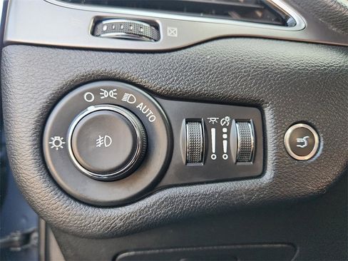 Used 2019 Jeep Cherokee Limited image 23