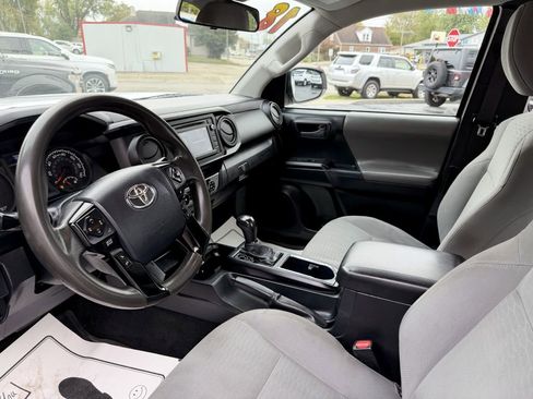 Used 2018 Toyota Tacoma SR image 9