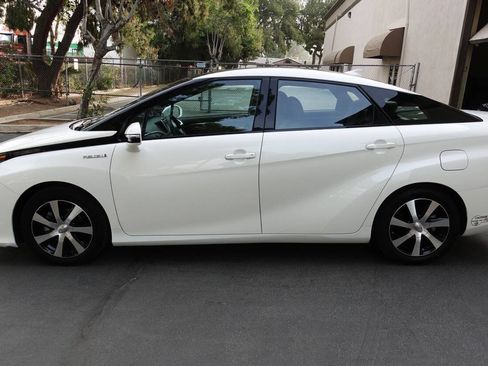 Used 2017 Toyota Mirai FWD image 11