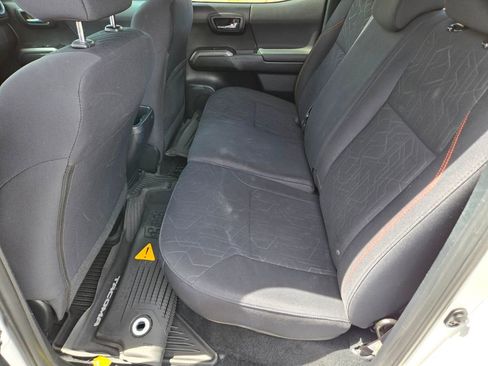 Used 2017 Toyota Tacoma TRD Off-Road AWD/4WD image 9