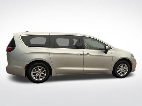 Used 2023 Chrysler Pacifica Touring-L FWD image 8