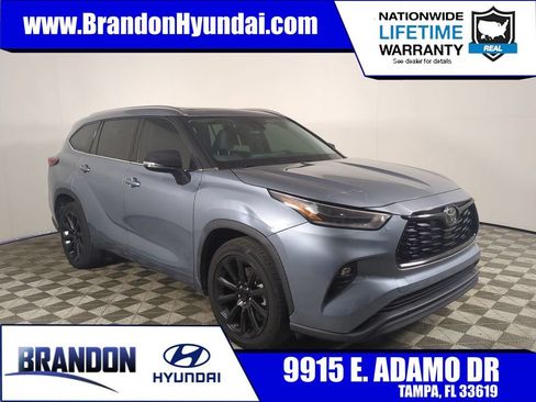 Used 2021 Toyota Highlander XLE FWD image 1