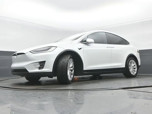 Used 2018 Tesla Model X 75D image 10