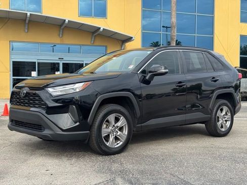 Used 2022 Toyota RAV4 XLE w/ Convenience Package FWD image 2