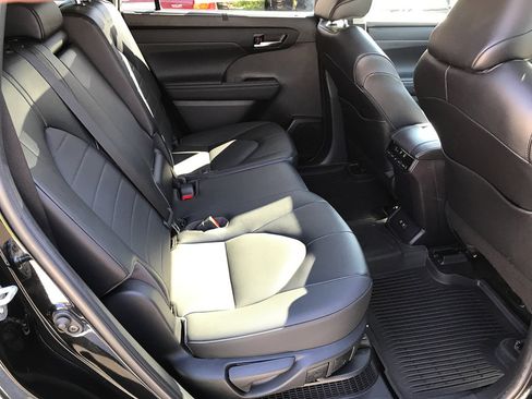 Used 2021 Toyota Highlander XLE image 34