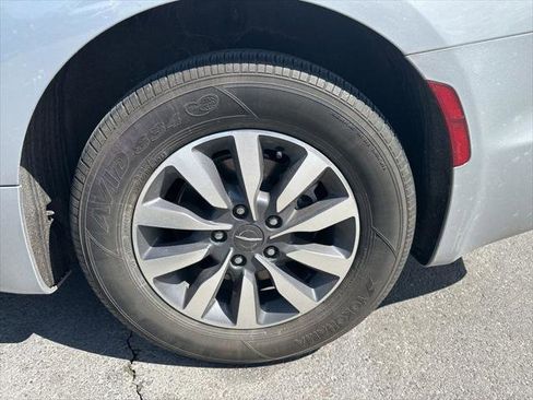 Certified 2024 Chrysler Pacifica Limited FWD image 7