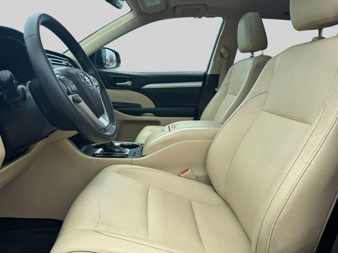 Used 2019 Toyota Highlander XLE AWD/4WD image 13
