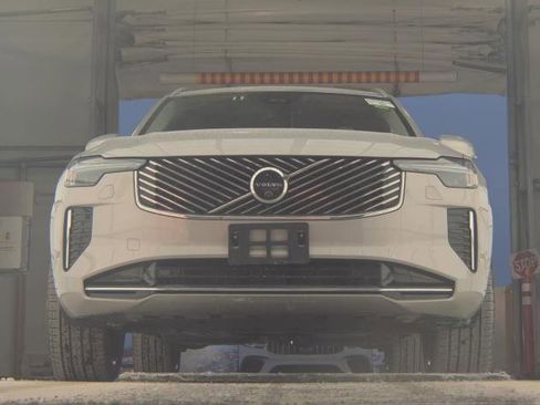 Used 2025 Volvo XC90 B6 Plus image 2