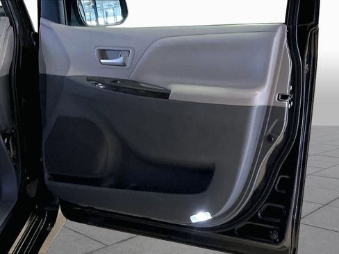 Used 2020 Toyota Sienna XLE FWD image 21