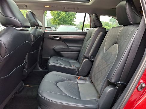 Certified 2024 Toyota Highlander Platinum AWD/4WD image 11