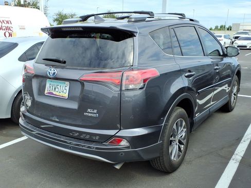 Used 2017 Toyota RAV4 XLE AWD/4WD image 4