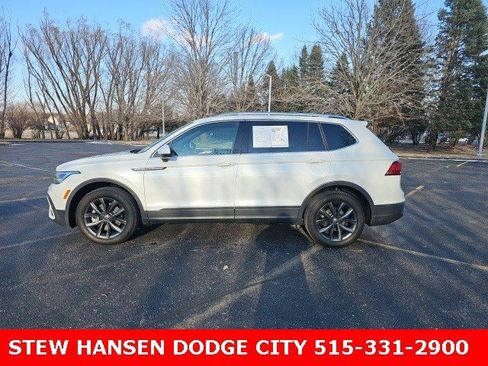 Used 2023 Volkswagen Tiguan SE w/ Panoramic Sunroof Package image 1