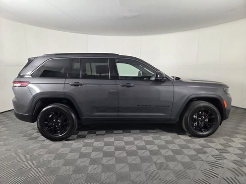 Used 2026 Jeep Grand Cherokee Altitude RWD image 4