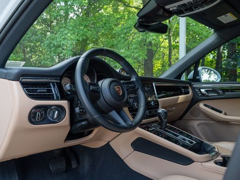 Used 2024 Porsche Macan AWD/4WD image 4