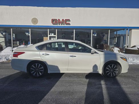 Used 2017 Nissan Altima 2.5 SV w/ Convenience Package image 2