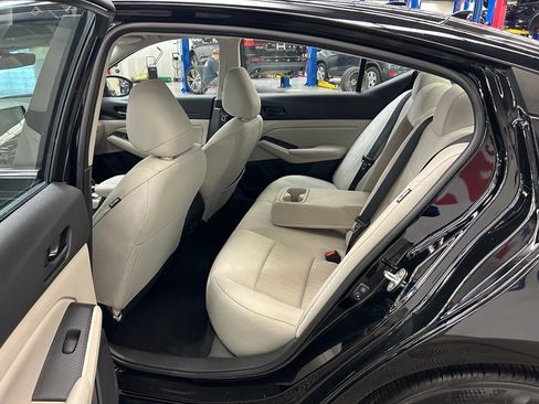 Used 2025 Nissan Altima 2.5 SV FWD image 16
