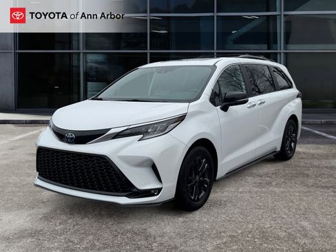 Used 2024 Toyota Sienna XSE w/ XSE Premium Package image 9