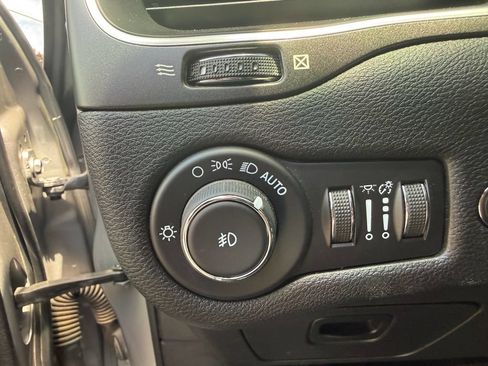 Used 2022 Jeep Cherokee Trailhawk w/ Premium Leather Package AWD/4WD image 20