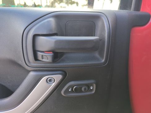 Used 2017 Jeep Wrangler Sahara image 19