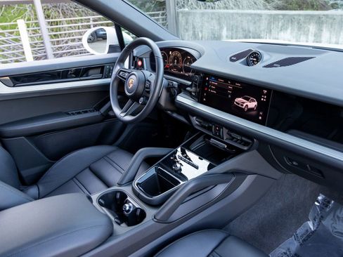 Certified 2025 Porsche Cayenne Coupe image 49