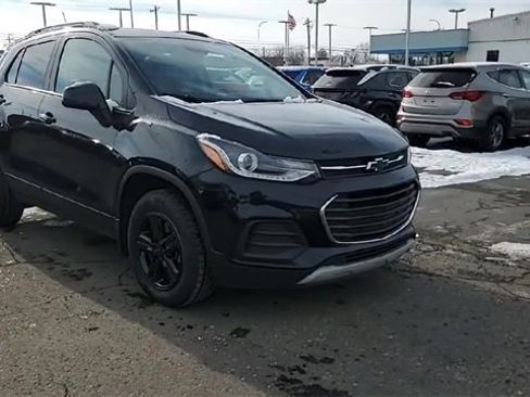 Certified 2022 Chevrolet Trax LT w/ LT Convenience Package image 2