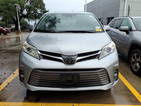 Used 2020 Toyota Sienna XLE w/ XLE Navigation Package AWD/4WD image 2