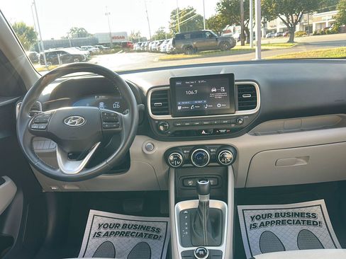 Used 2025 Hyundai Venue SEL FWD image 14