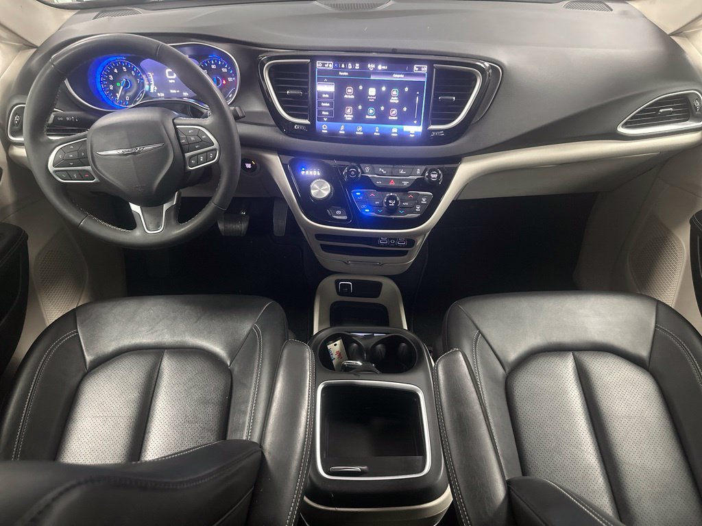Used 2024 Chrysler Pacifica Touring-L FWD image 2