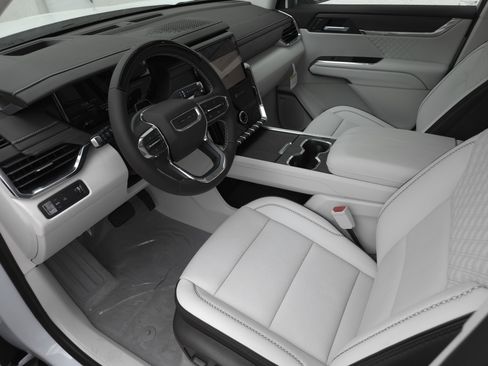 New 2026 GMC Acadia Denali w/ Super Cruise Package FWD image 9