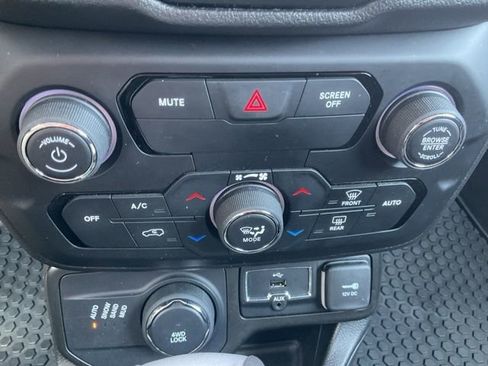 Used 2020 Jeep Renegade Latitude w/ Cold Weather Group AWD/4WD image 7