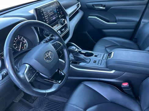 Used 2021 Toyota Highlander XLE AWD/4WD image 10