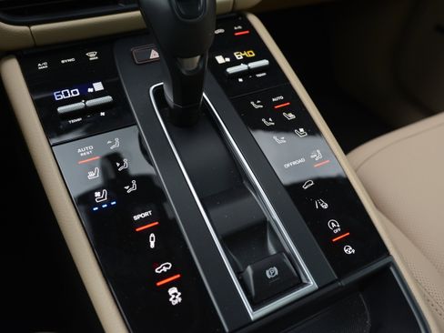 Certified 2026 Porsche Macan AWD/4WD image 24