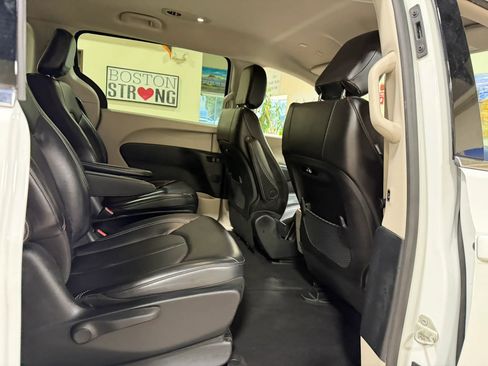 Used 2023 Chrysler Pacifica Touring-L FWD image 36