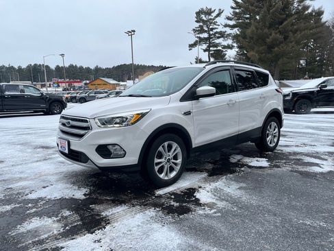 Used 2017 Ford Escape SE w/ Equipment Group 201A image 3