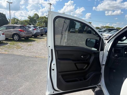 Used 2024 Nissan Titan PRO-4X w/ Pro-4x Convenience Package AWD/4WD image 15
