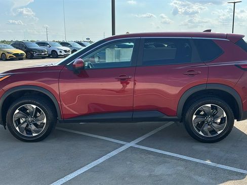 Used 2025 Nissan Rogue SV AWD/4WD image 9
