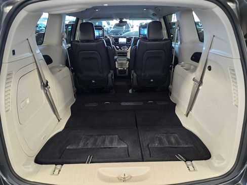 Used 2017 Chrysler Pacifica Platinum FWD image 35