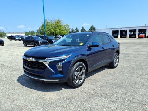 Used 2024 Chevrolet Trax LT w/ Driver Confidence Package FWD image 3