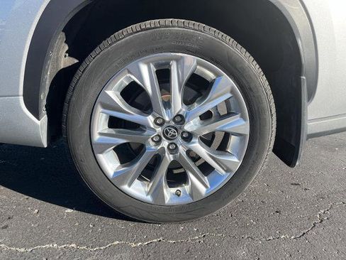 Used 2022 Toyota Highlander Limited image 9