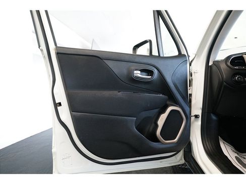 Used 2017 Jeep Renegade Latitude image 15