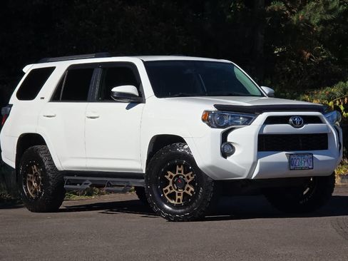 Used 2019 Toyota 4Runner SR5 AWD/4WD image 9