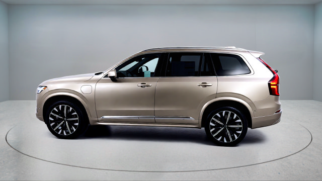 New 2026 Volvo XC90 T8 Plus w/ Protection Package Premier AWD/4WD image 4