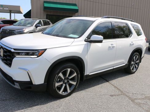 Used 2025 Honda Pilot Touring image 1