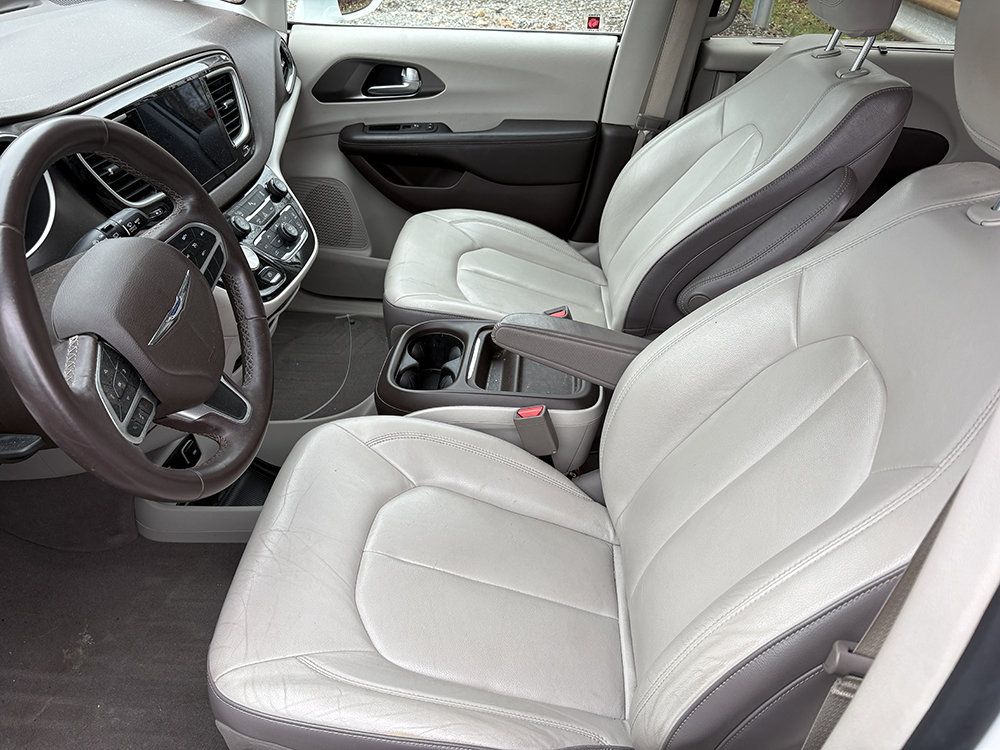 Used 2017 Chrysler Pacifica Touring-L FWD image 14