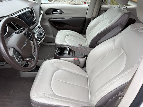 Used 2017 Chrysler Pacifica Touring-L FWD image 14