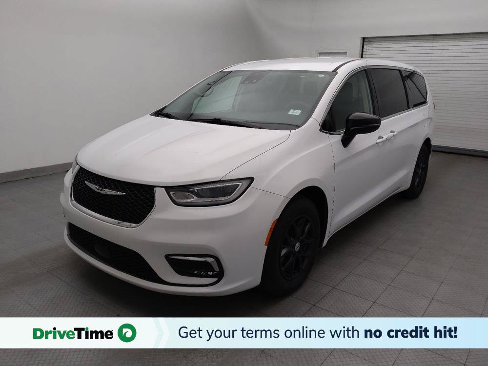 Used 2024 Chrysler Pacifica Touring-L FWD image 1